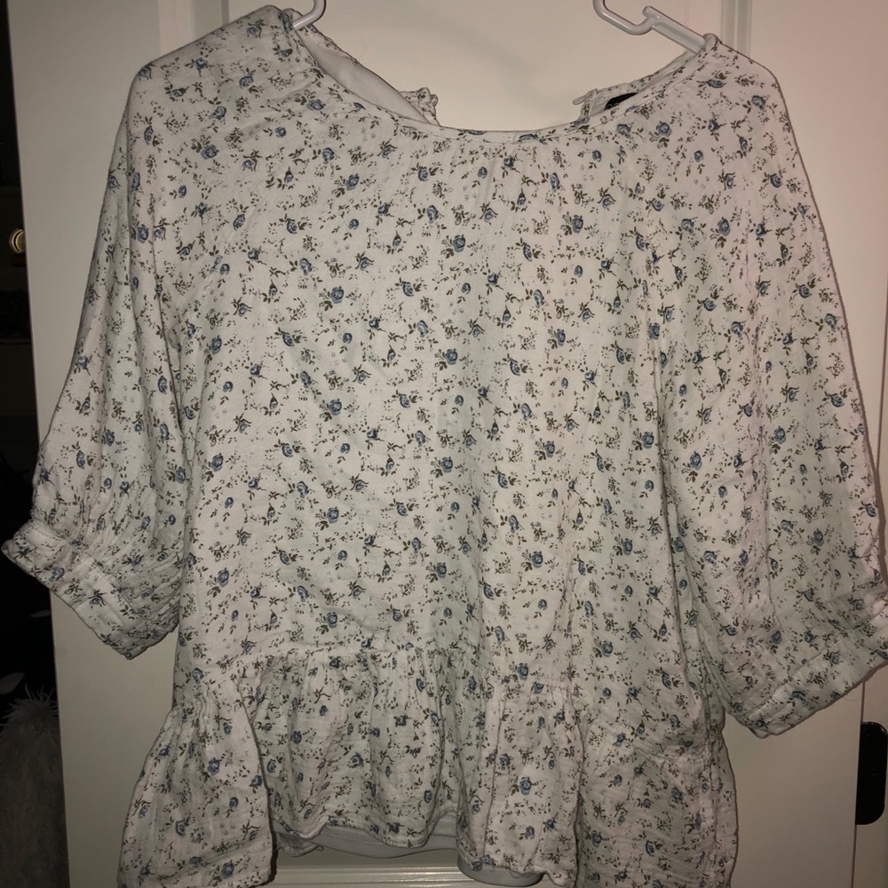 cute blouse!